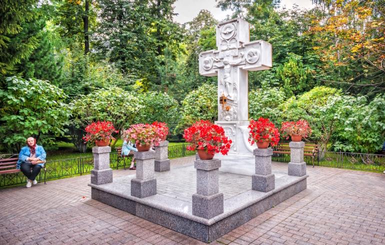 Крест с распятием на территории Покровского монастыря в Москве Крест с распятием на территории Покровского монастыря в Москве